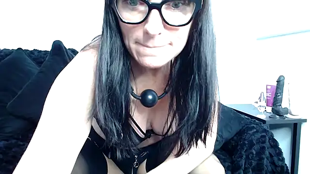 Lucy-MILF's Live Chat Room