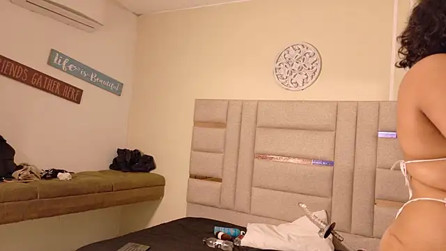 غرفة دردشة Luly_93 المباشرة