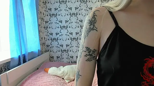 Seks show uživo modela AriaArina na kameri