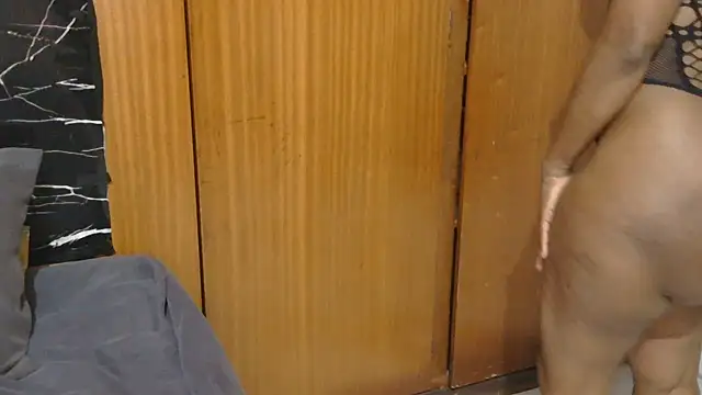 Živá chatovací místnost EbonyThickTemptation