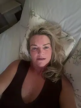 Holly-BlondeMILF44's Live Chat Room