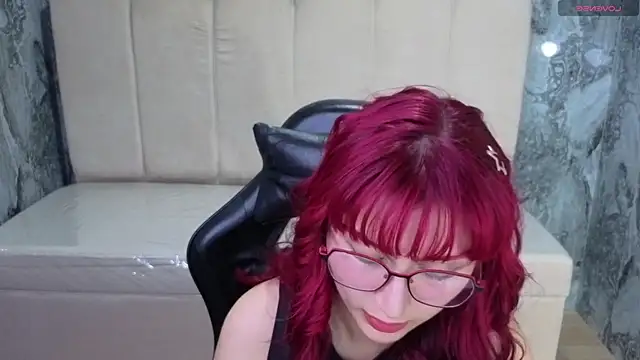 Queen_Red_v Adlı Modelin Canlı Sohbet Odası