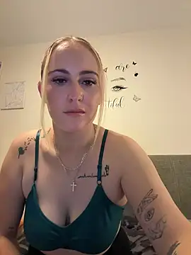 BaddieRiRi224's Live Sex Cam Show