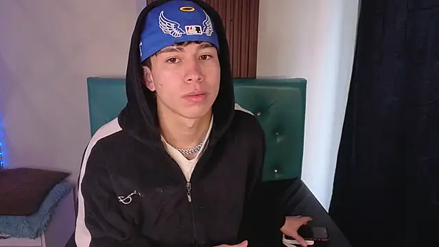 Seks show uživo modela Kael_Prince na kameri