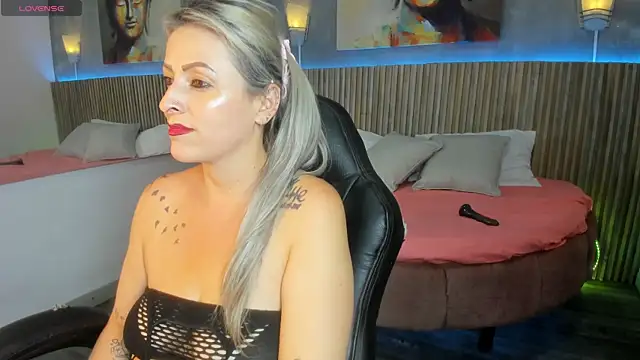 emma_fox84's Live Chat Room