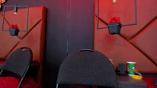 ScarletWais' Live Chat Room