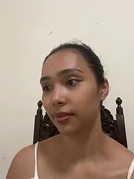 aeeeyya Adlı Modelin Canlı Sohbet Odası