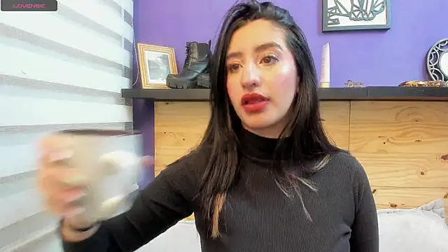 sarahy_evans Adlı Modelin Canlı Sohbet Odası