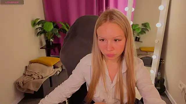 Milana_r0se's Live Chat Room