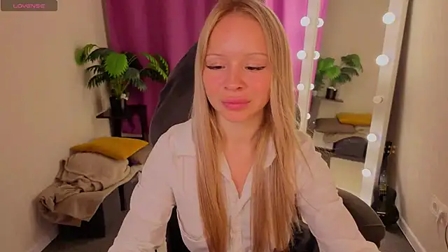 Milana_r0se's Live Chat Room