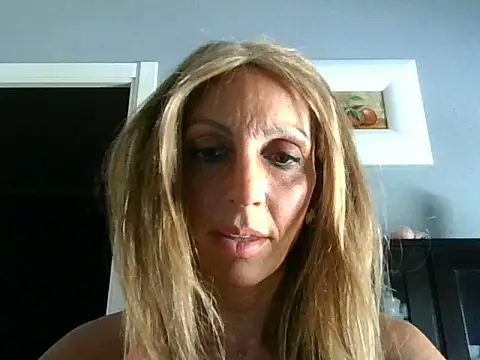 cari_guerrera's Live Chat Room
