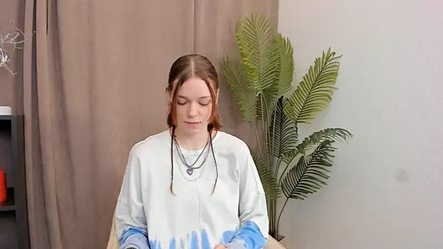 YaelHoughtling's Live Chat Room