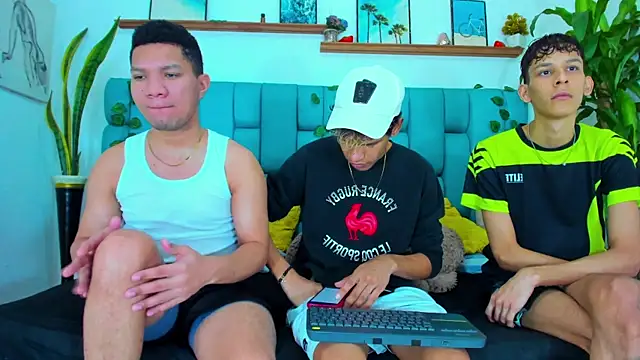 Seks show uživo modela AverageDirtyBoys na kameri