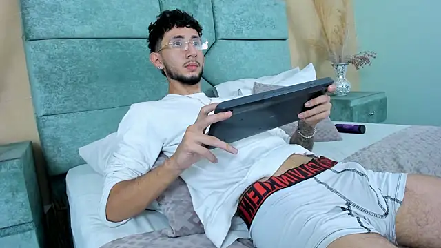 הופעת סקס קאם בשידור חי של MatteoLaurent