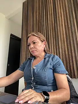 Scarlett_Noil élő chatszobája