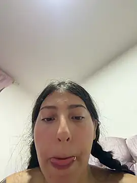 Trebol_444 Adlı Modelin Canlı Sohbet Odası