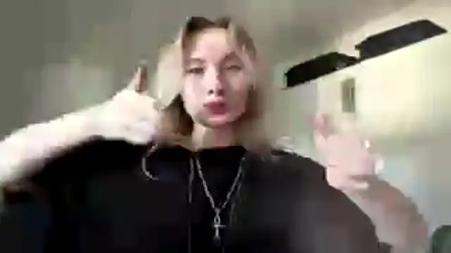 Seks show uživo modela tutsiecutie na kameri