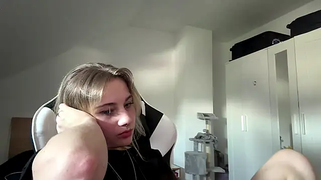 Seks show uživo modela tutsiecutie na kameri
