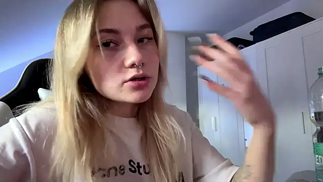 חדר צ'אט בשידור חי של tutsiecutie