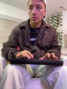 הופעת סקס קאם בשידור חי של SirDamian