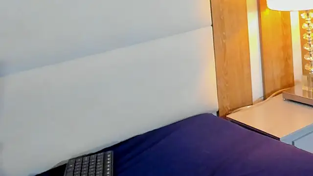 EmiilyyCooper's Live Chat Room