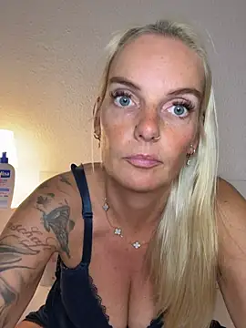 Missblondy39 Adlı Modelin Canlı Sohbet Odası