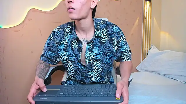 Seks show uživo modela Thiiago_xxx na kameri