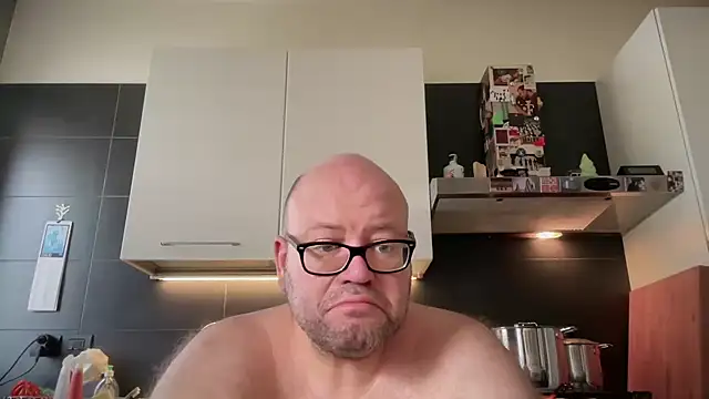 Seks show uživo modela theitalianbear na kameri