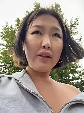 Seks show uživo modela CreamPuff- na kameri