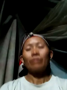 Nguyen_Emaa Adlı Modelin Canlı Sohbet Odası