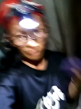 חדר צ'אט בשידור חי של Nguyen_Emaa