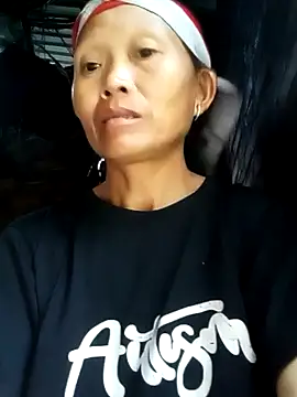 Nguyen_Emaa – Naživo chatovacia miestnosť
