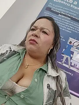 Charlott-1's Live Chat Room