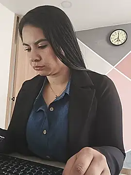 Pokój czatu na żywo – Paolitha25