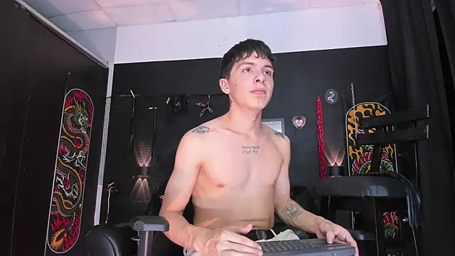 Sala de chat ao vivo de Just_a_young_couple