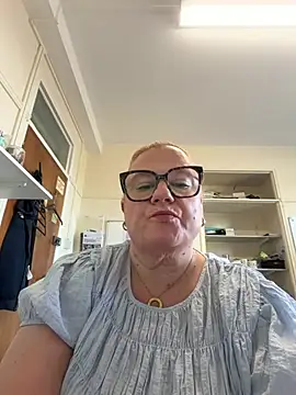 ExperiencedCurvyBelle Live chatroom