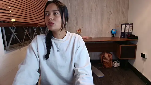 aisha_leenns élő chatszobája