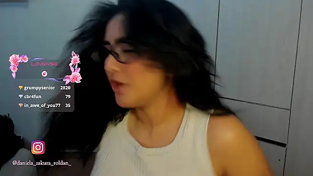 Dani_zakura – live chatrum