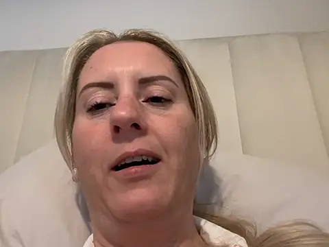Elegant_Erin's Live Chat Room