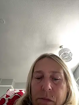 Blondnboujee53 Adlı Modelin Canlı Sohbet Odası