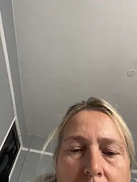 Blondnboujee53 Live chatroom