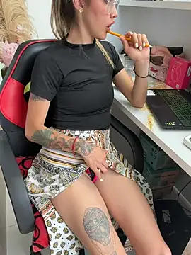 Kutty_Bunny Adlı Modelin Canlı Sohbet Odası