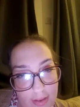 Sala de chat en directo de Elegant-Faye36