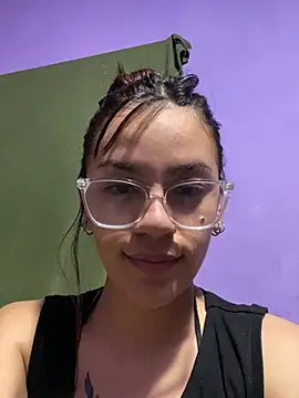 Miaperezz19's Live Chat Room