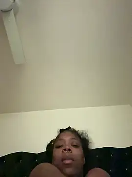 Živá chatovací místnost creamypussi