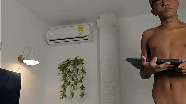 Show modela Nico_cum18 na web-kameri