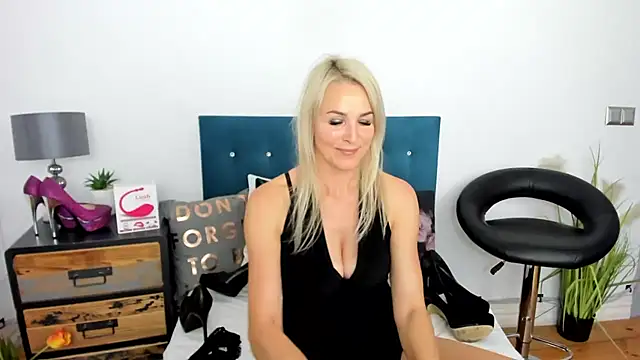 Živá kamerová sex show milfNikki