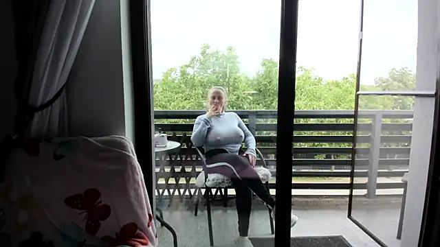 LIVYA Adlı Modelin Canlı Sohbet Odası