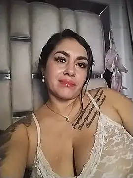 חדר צ'אט בשידור חי של chelaqueen_