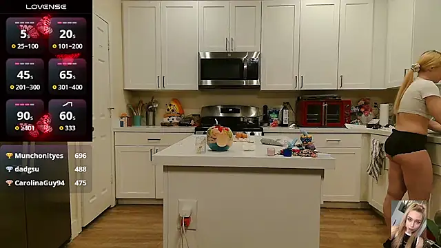 Blondiewithanass' Live Chat Room